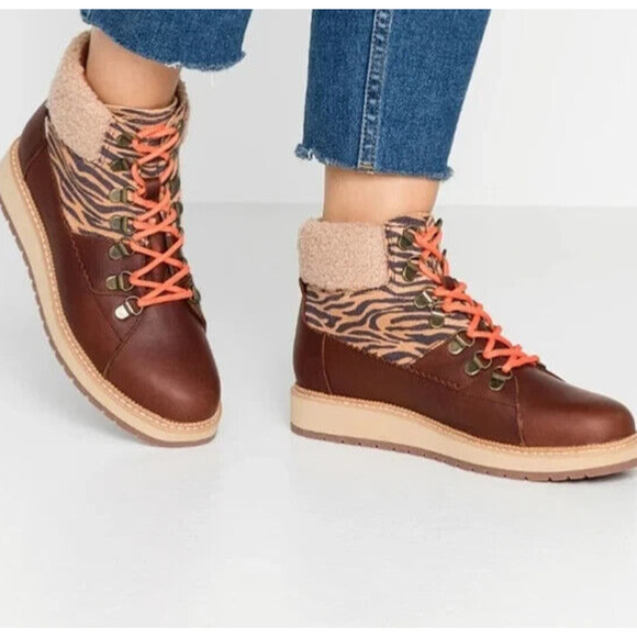 Toms Mesa Boot Womens Size 6 Waterproof Zebra Nylon Faux Plush Animal - Picture 2 of 4